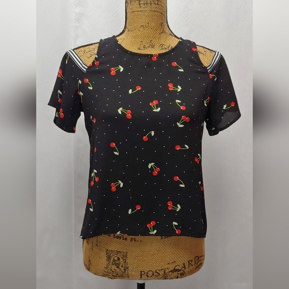 Gypsies & Moondust Cold Shoulder Cherry Print Short Sleeve Blouse Top Sz XS 🍒